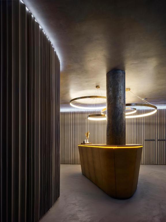 The Veil Hotel의 현대적이고 고급스러운 실내 디자인입니다.