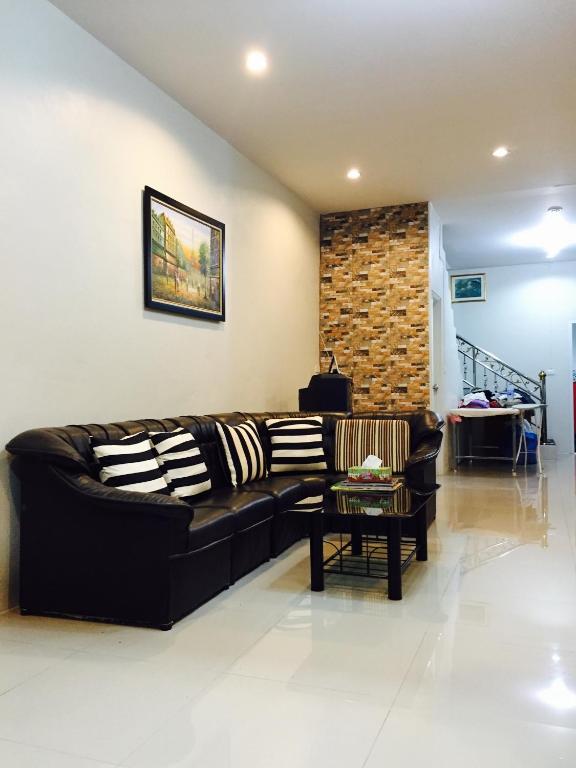 Apinsaya House.