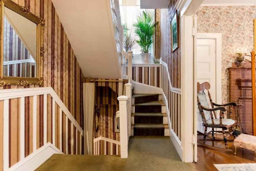 The Coolidge Corner Guest House: A Brookline Bed and Breakfast photo
