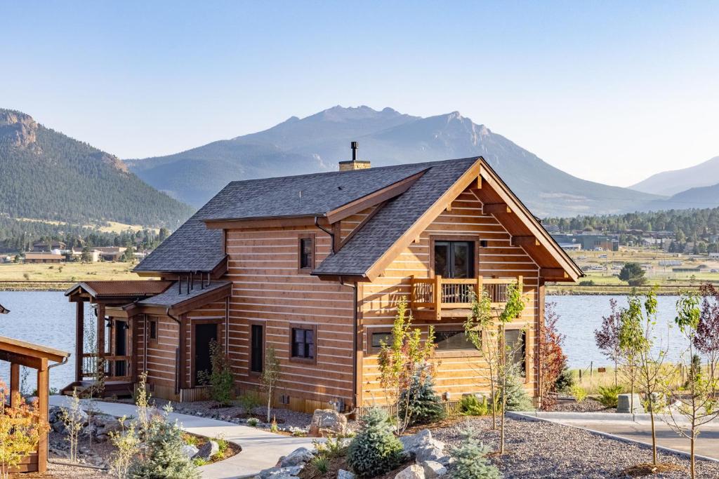 Private End Lakefront Cabin - Two Large Patios, Jacuzzi, Indoor Outdoor Fireplace, Estes Park