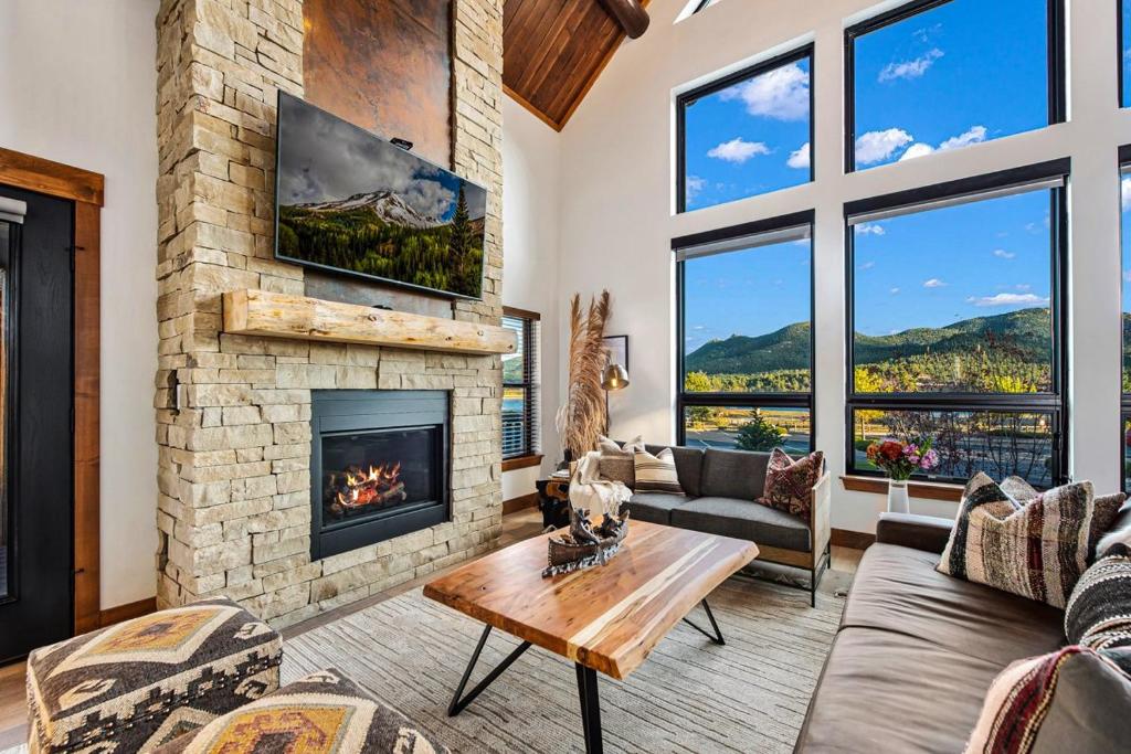 New Log cabin, The Bears Den - 2 bedrooms, loft, 2.5 bath, jacuzzi & Fireplace, Estes Park