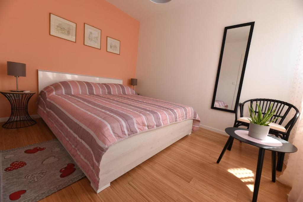 Mary's apartment - with free parking photo