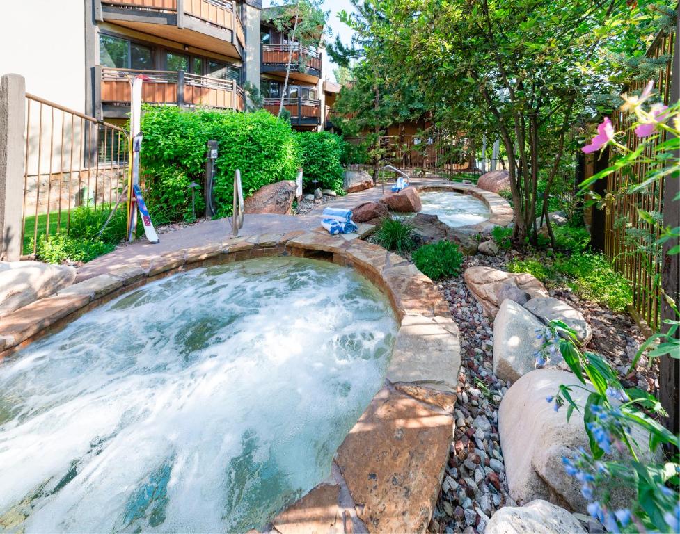 Laurelwood Condominiums 101 전경