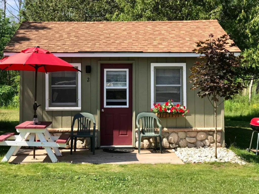 Cedar Ridge Cabins，位于Honor的酒店