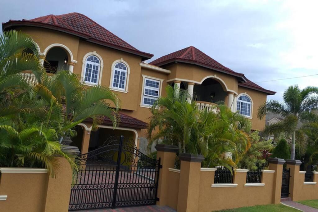 Sunflower Escape Grande (AC / Wifi / Free Beach / Parking) — Hotel in Montego Bay