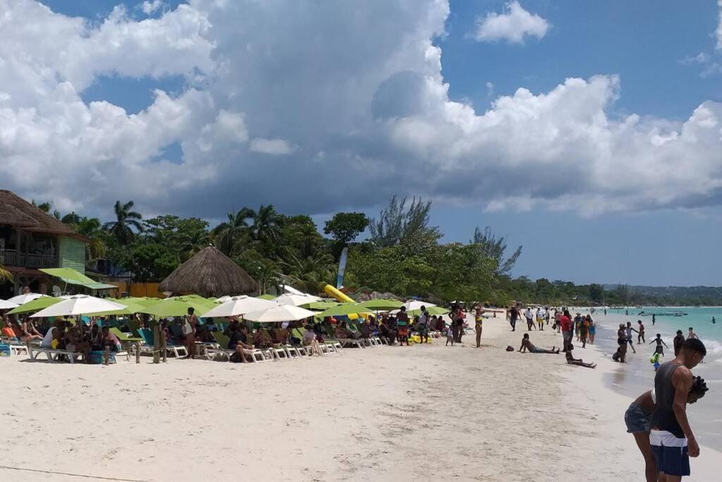 Sunflower Escape Grande (AC / Wifi / Free Beach / Parking) photo