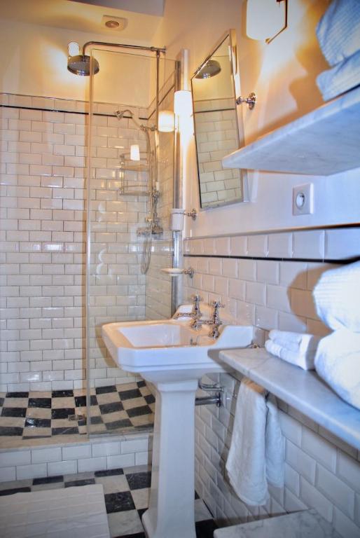 FULLY RENOVATED very quiet charming 2bed/2bath flat in the Marais sleeps up to 4 - 2