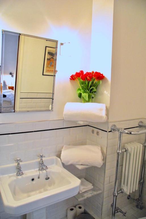 FULLY RENOVATED very quiet charming 2bed/2bath flat in the Marais sleeps up to 4 - 5