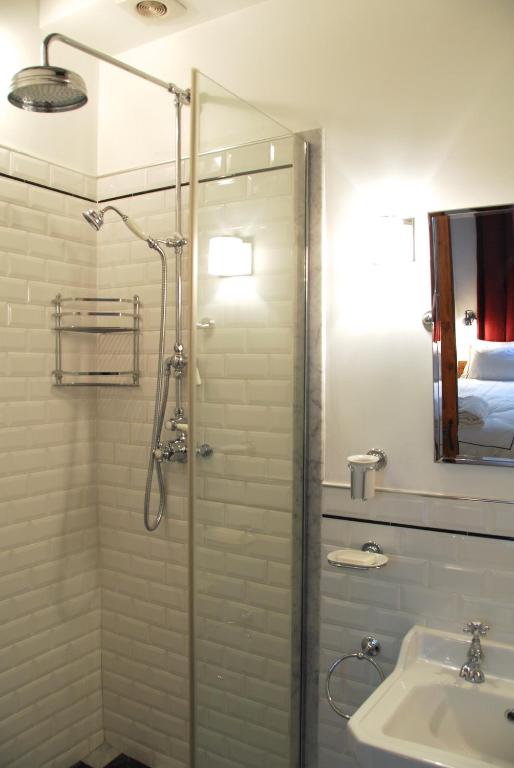 FULLY RENOVATED very quiet charming 2bed/2bath flat in the Marais sleeps up to 4 - 4