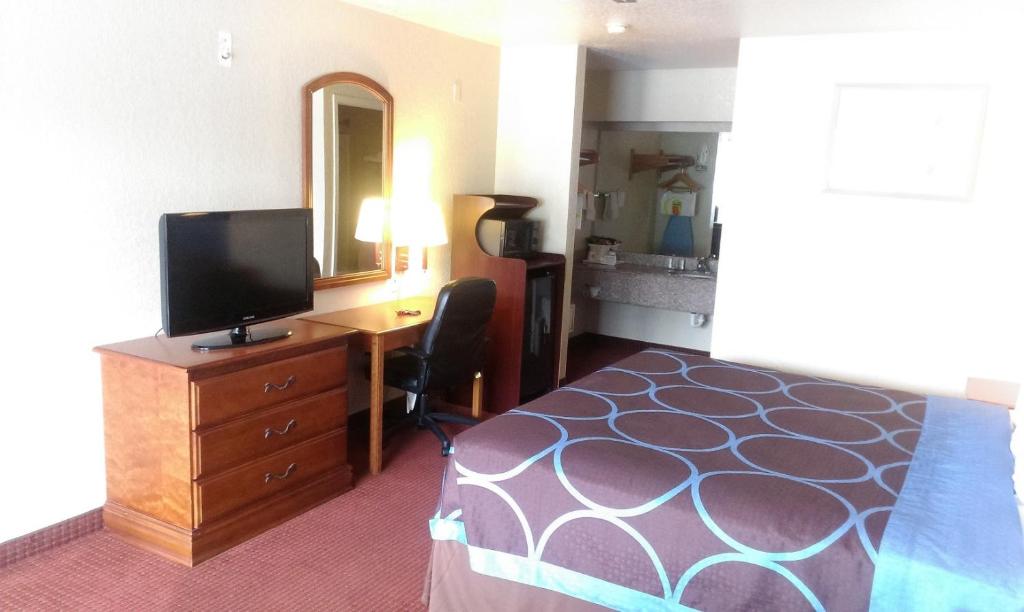 Super 8 By Wyndham San Antonio At I-10 photo