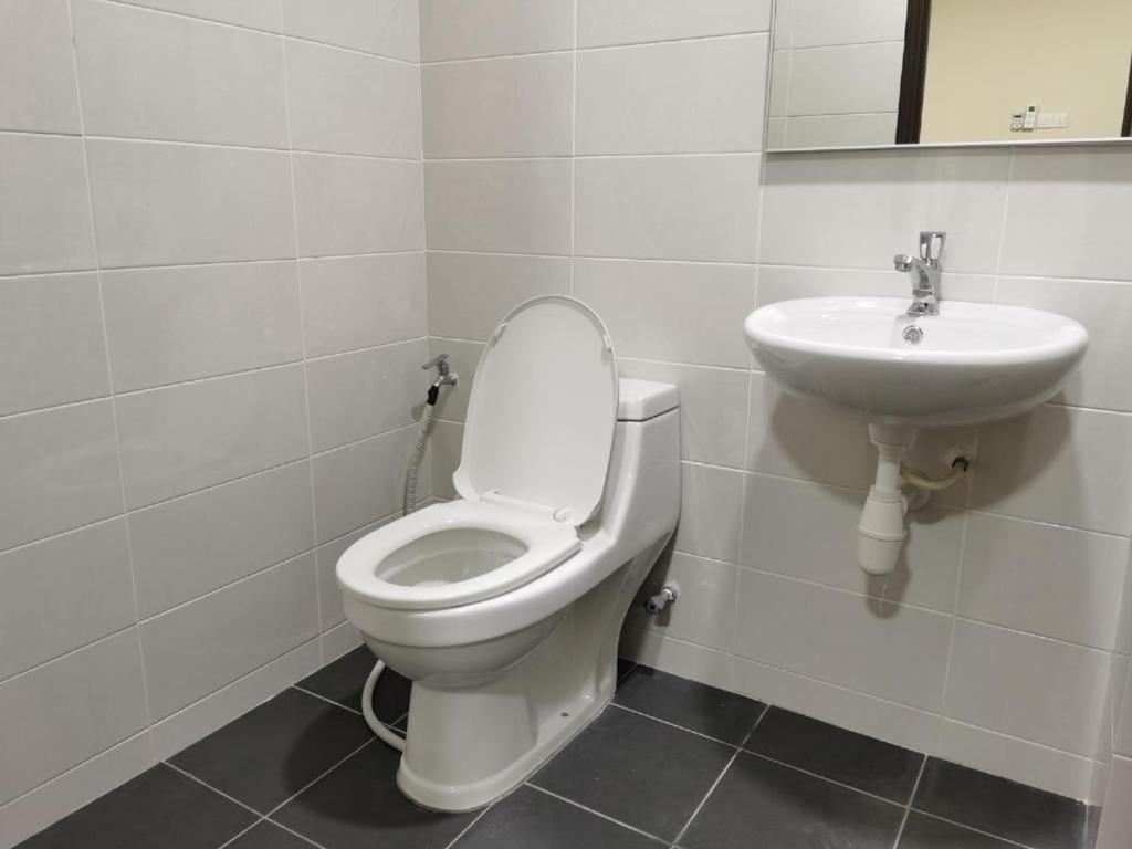 Landmark Residence 2 Service Apartment with WIFI 5min to MRT 20min to KL photo