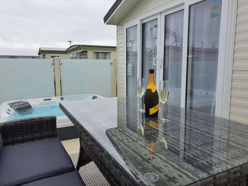Premium accommodation with luxury HOT-TUB and decking area near Fantasy Island 전경