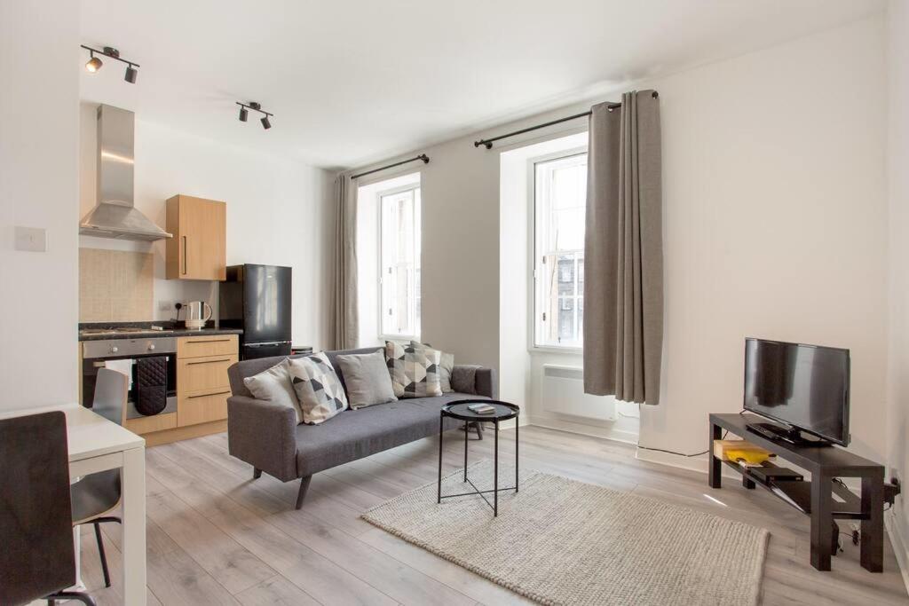 Modern & bright 1 bed for 4 close to city centre 전경