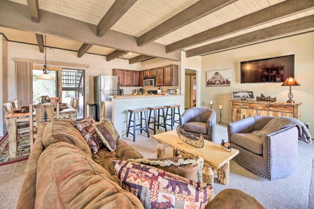 Pinetop Retreat with Patio Near Golf and Lakes! — Hotel in Pinetop (AZ)
