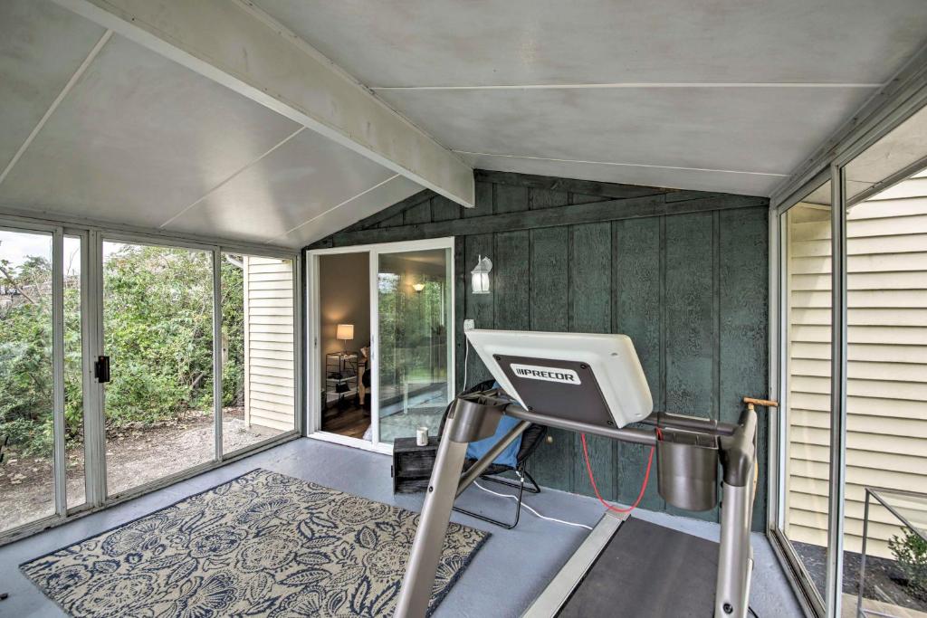 Cozy Home on 17 Acres, 3 Miles to Downtown! photo