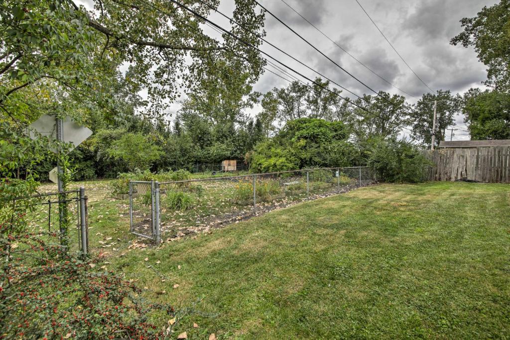 Cozy Home on 17 Acres, 3 Miles to Downtown! photo