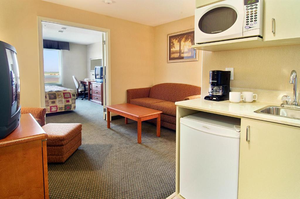 Ramada by Wyndham Clairmont/Grande Prairie photo