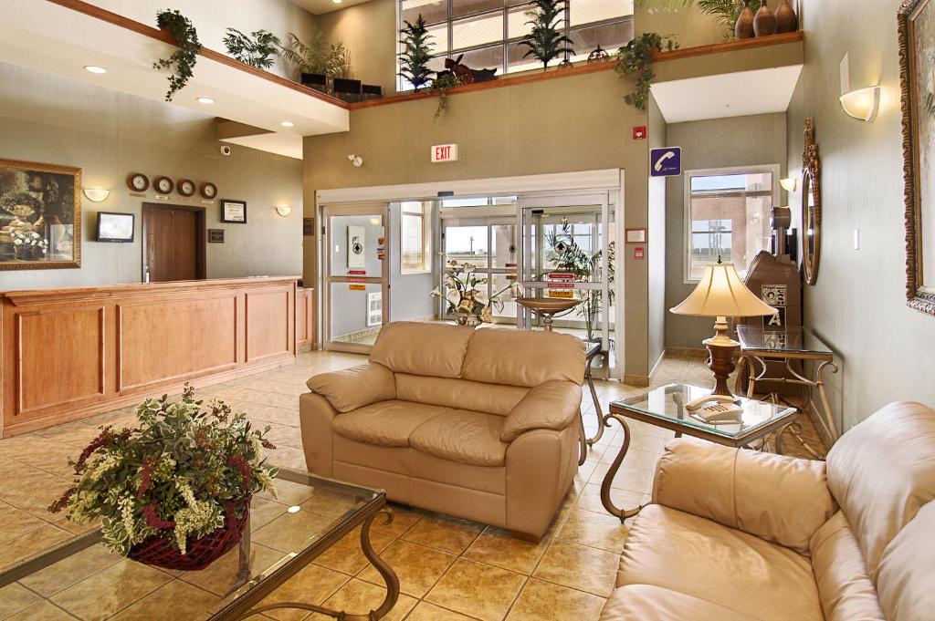 Ramada by Wyndham Clairmont/Grande Prairie photo