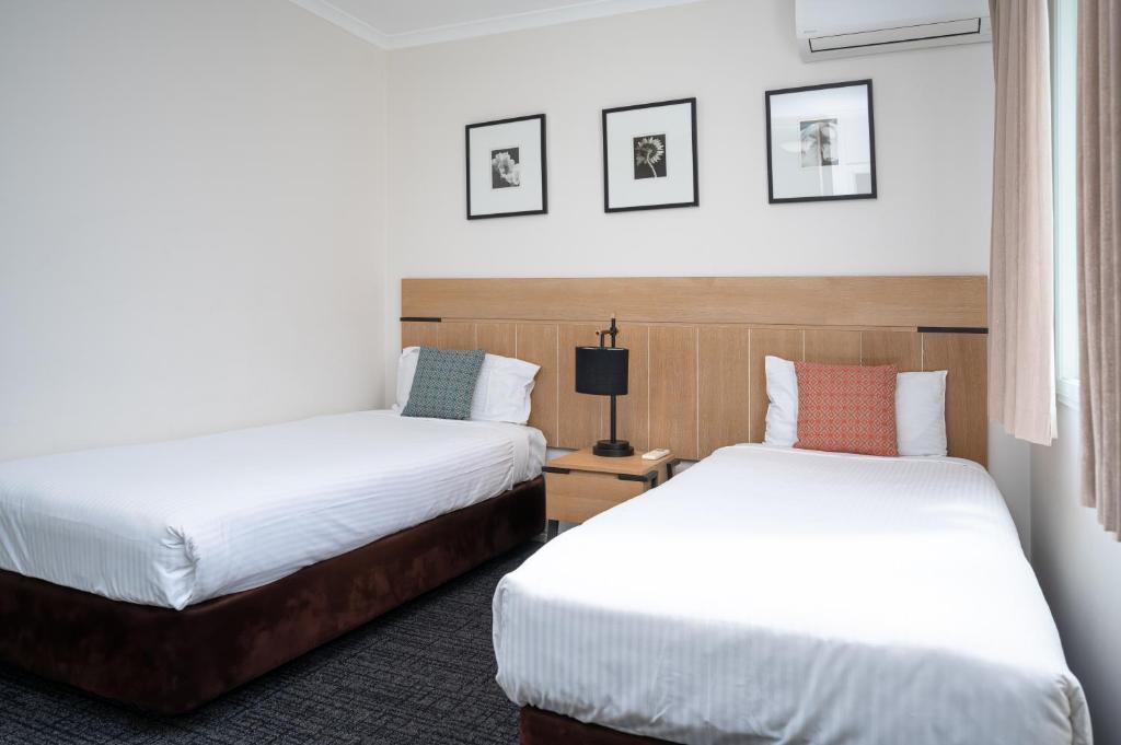 MainStay Suites Kew - Room image
