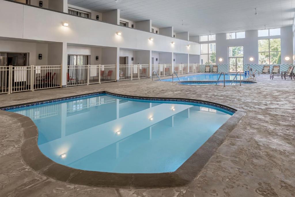 Holiday Inn Hotel And Suites Wausau-Rothschild photo