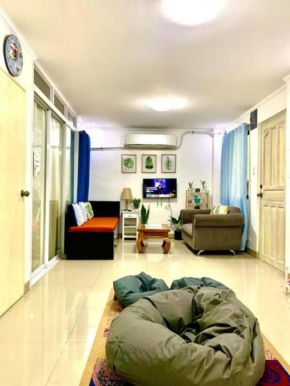 Cozy Central - Near arca south signal taguig photo