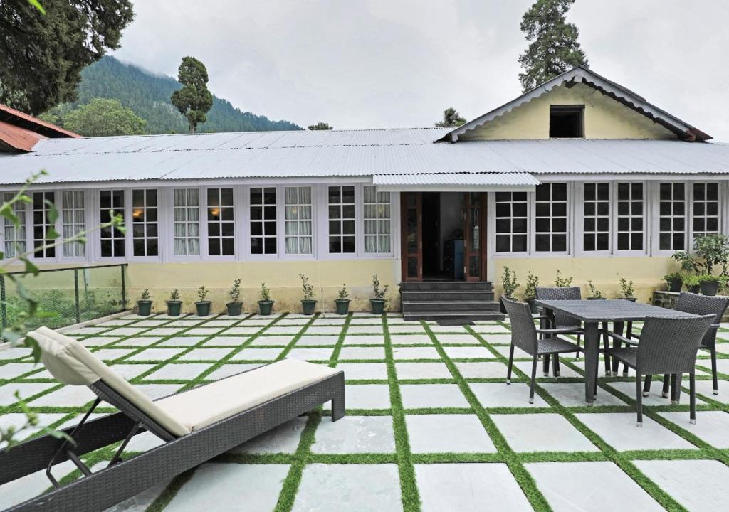 Stanley House-2 BHK Heritage Home+garden, Nainital photo