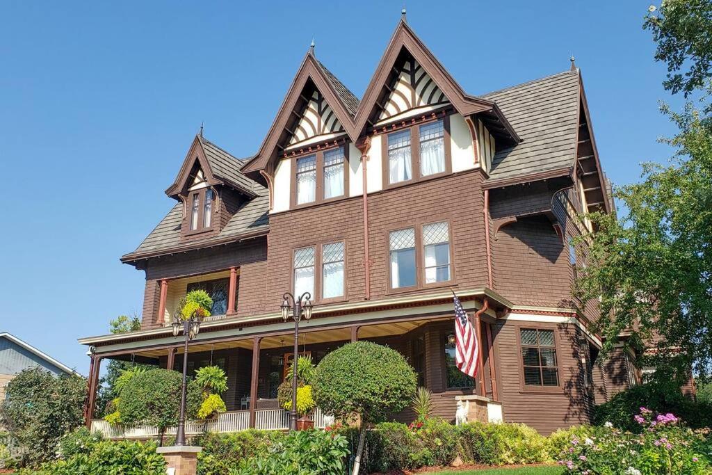 Chocolate Mansion — Hotel in Sioux City (IA)