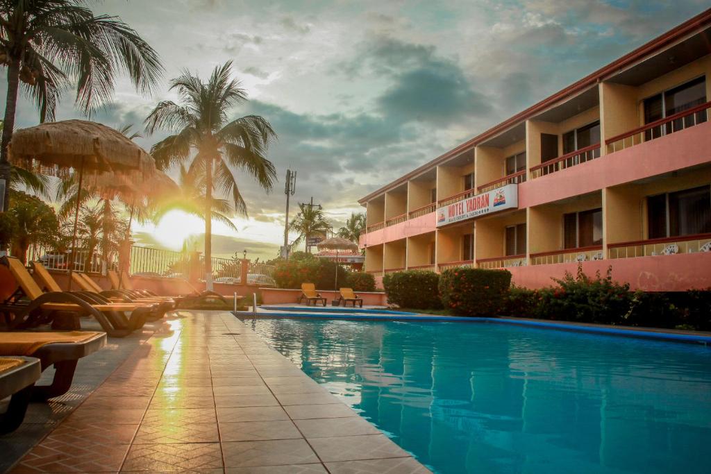 Swimming pool, Hotel Yadran Beach Resort in Puntarenas