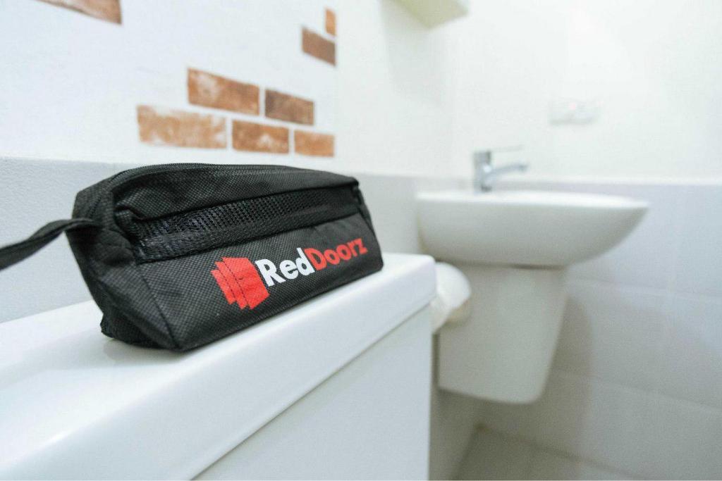 RedDoorz @ Simpang Pos Medan photo