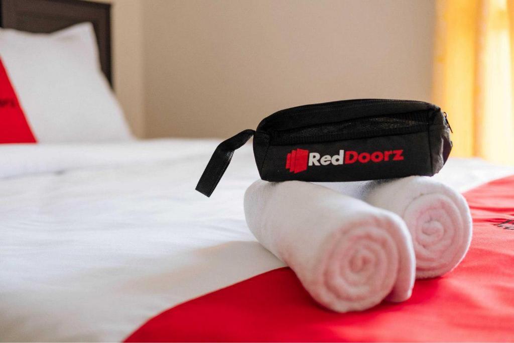 RedDoorz @ CBD Polonia Medan photo