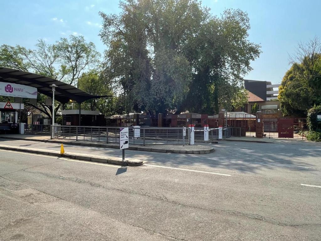 Beesdam Guesthouse — Hotel in Potchefstroom