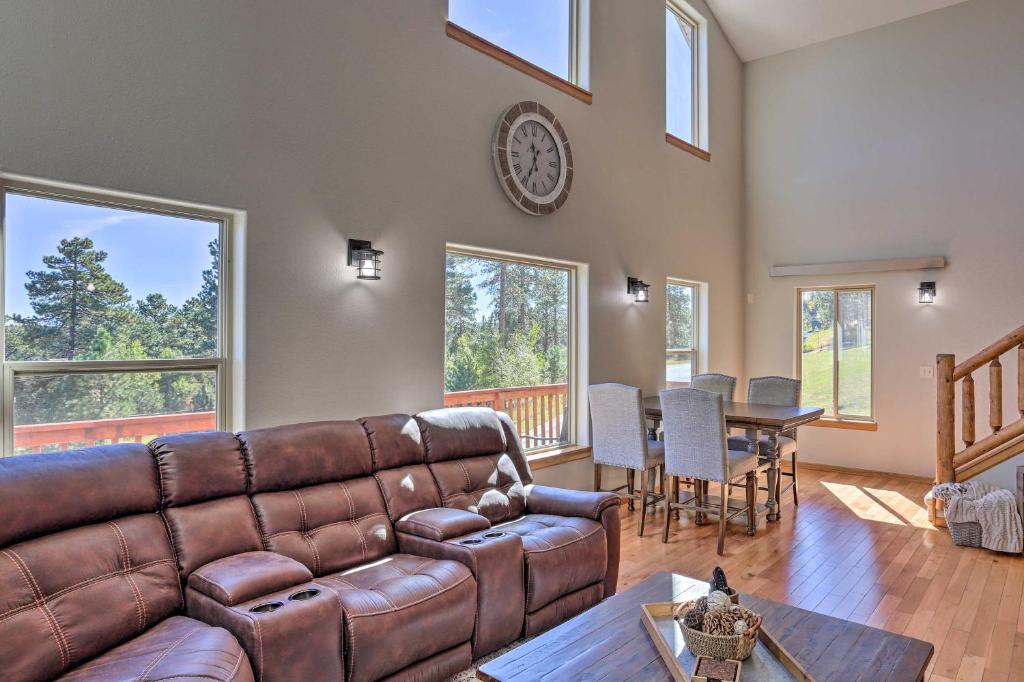 Spacious Lead Cabin with Game Room about 1 Mi Downtown!