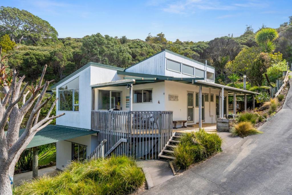 The Outlook Whangaumu Bay Holiday Home in Ngunguru, New Zealand
