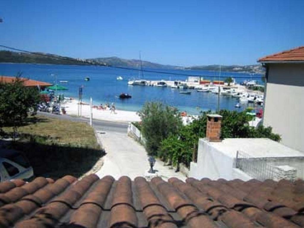 Apartments Luna- 20m from beach — Hotel in Okrug Gornji