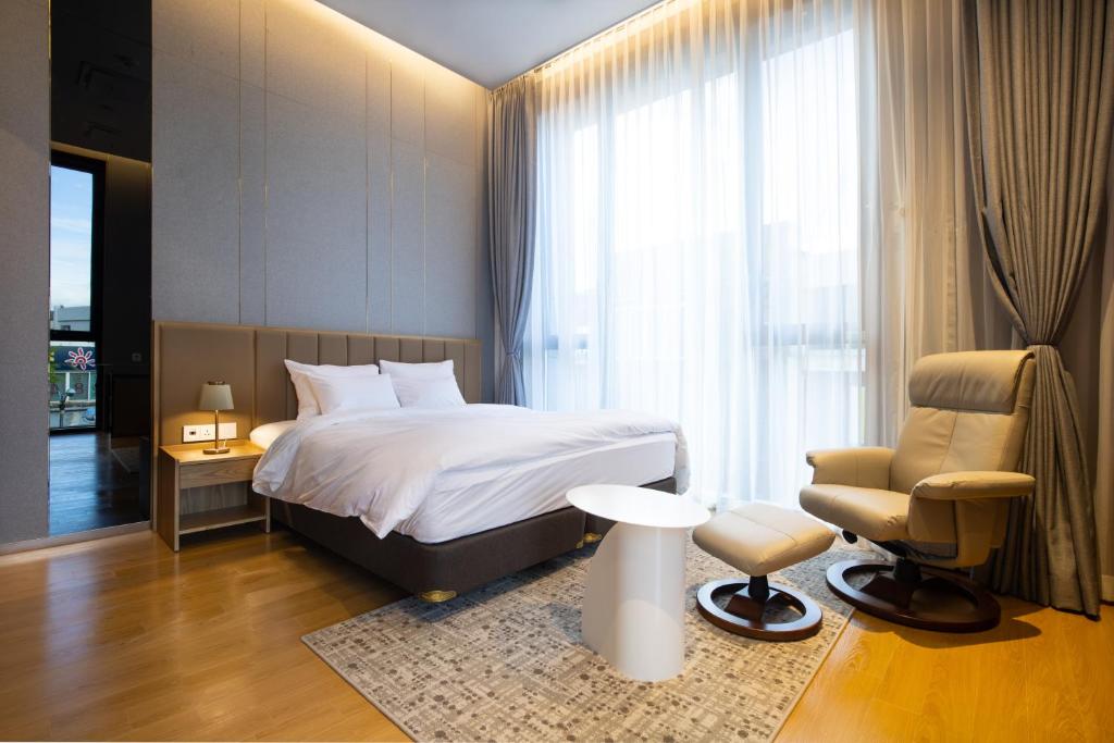 꽃심 호텔의 넓고 쾌적한 객실