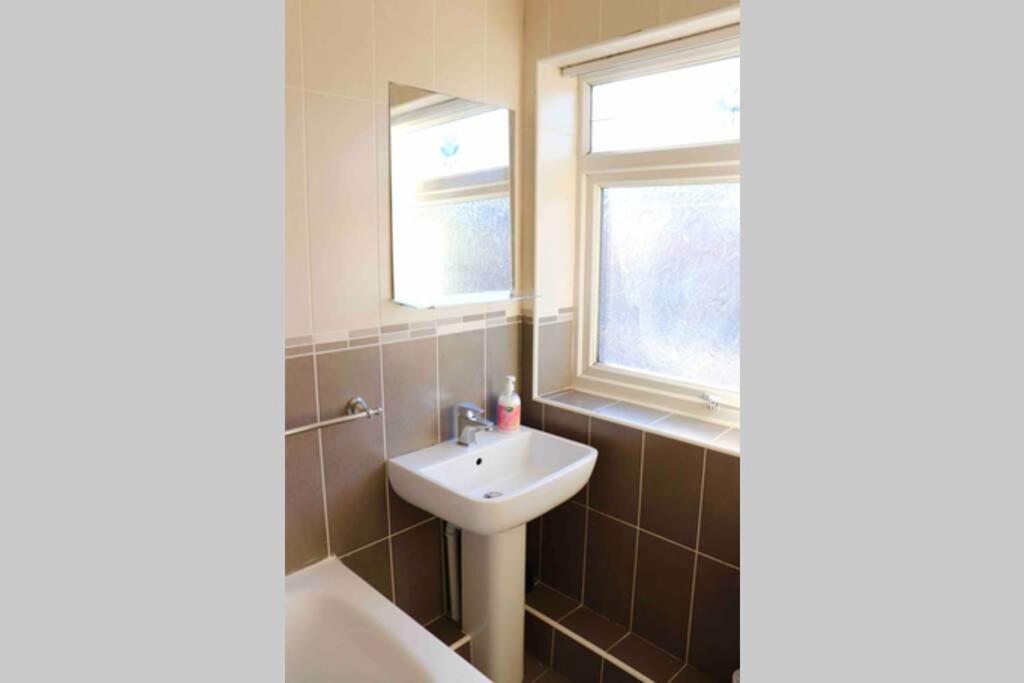 Cheerful 2 bedroom residential home - Free parking photo
