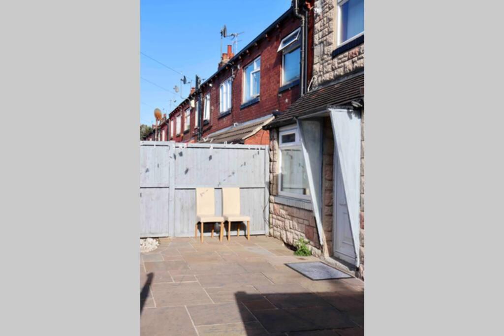 Cheerful 2 bedroom residential home - Free parking photo