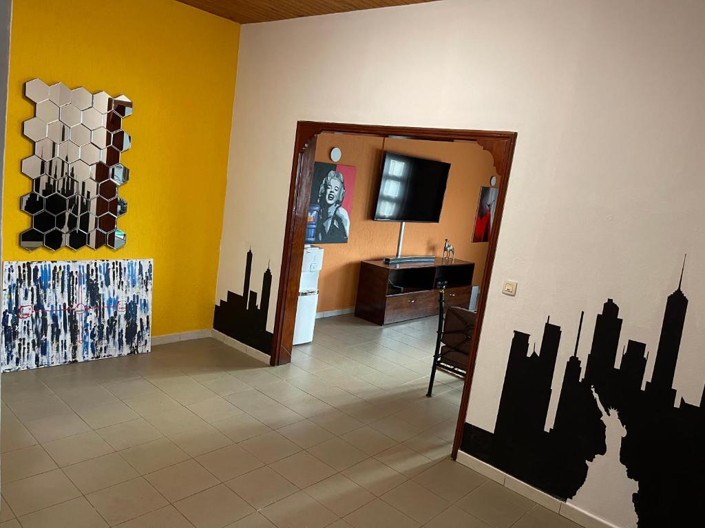 Appartement 2 chambres avec déco colorée - à 5 min de la plage, Fidjrossè, Cotonou
