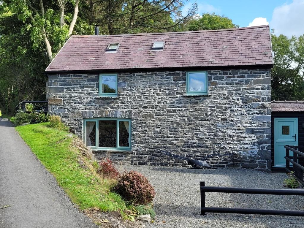 The Granary, Llanrhystyd - pet-friendly stay