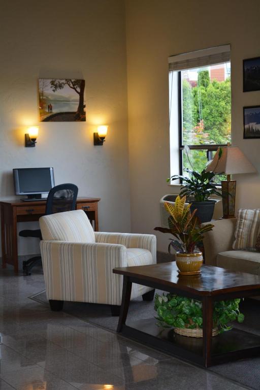 Super 8 by Wyndham Port Angeles at Olympic National Park photo