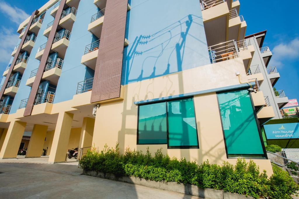 Aim House, Pláž Patong