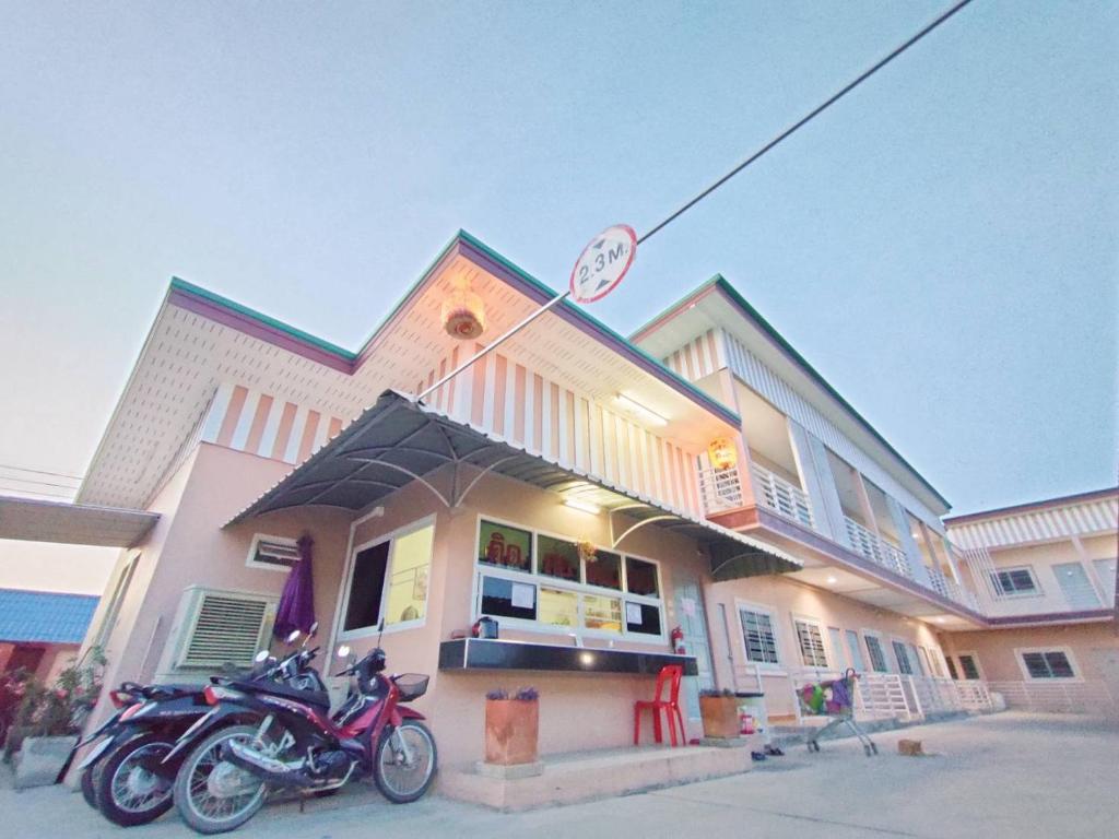 โรงแรม ปาล์มเพลส — Hotel in Nakhon Sawan