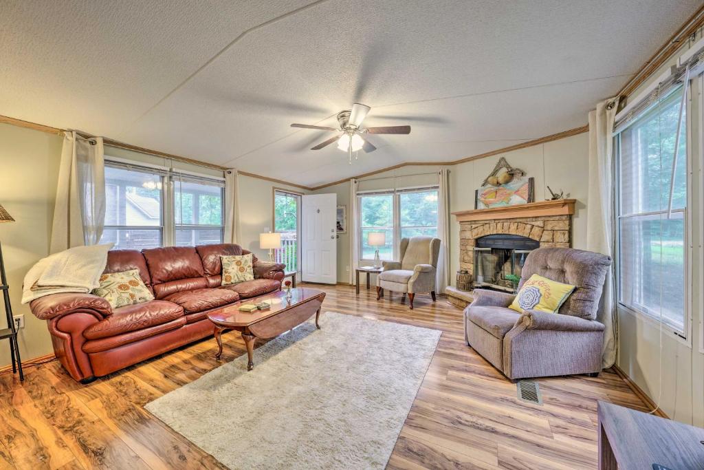 New! Pickwick Lake Home with ScreenedIn Porch, Dock in in in in in in Counce (TN) reviews