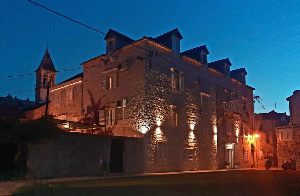 Carol Rooms — Hotel in Trogir