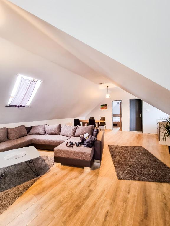 XXL rooms&amp;wellness — Hotel in Osijek