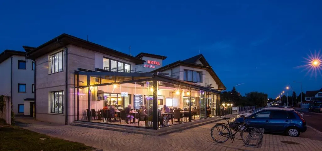 Simbad Hotel & Bar Superior，位于莫雄马扎尔古堡的酒店