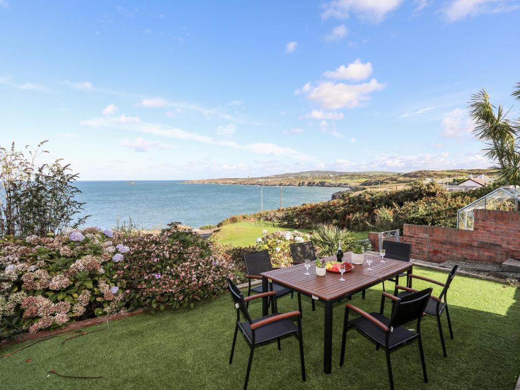 Ser a Mor Stars and Sea, Amlwch