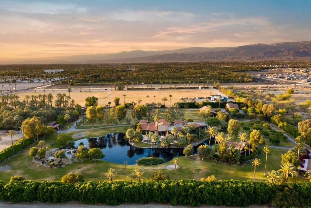 Mirabella - Luxury Estate w Lake, Pool, Hot Tub & Barn