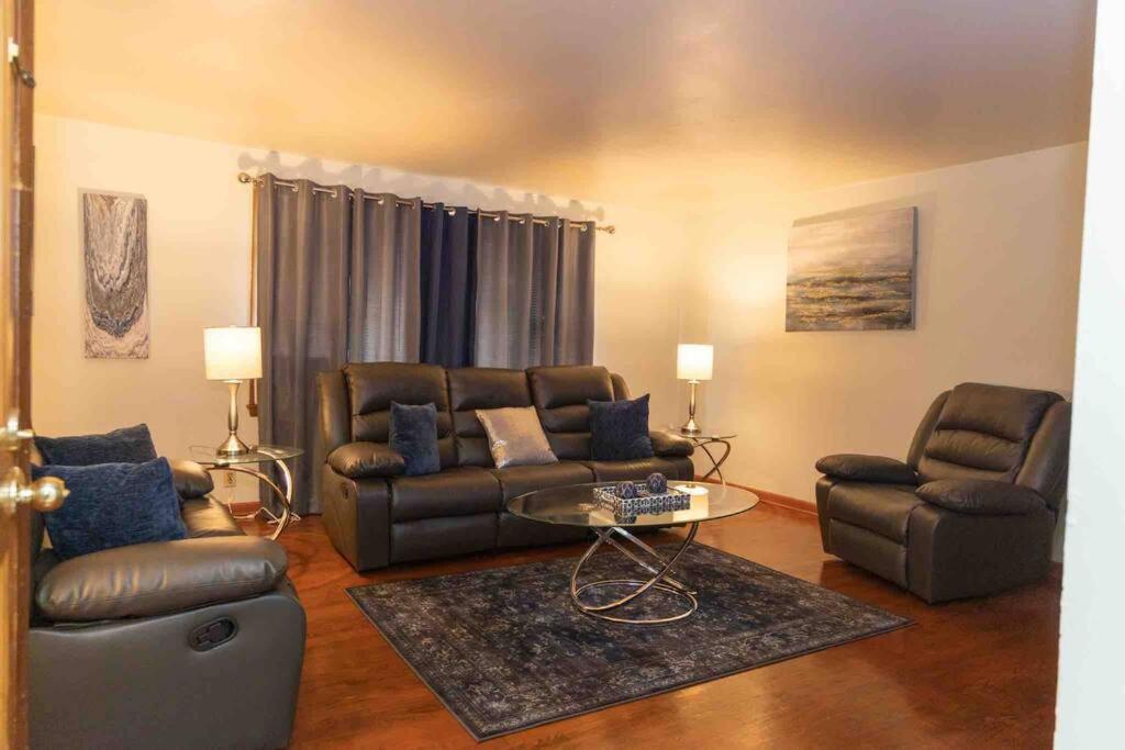 Nice three bedroom rental unit free parking &amp; wifi — Hotel in Milwaukee (WI)