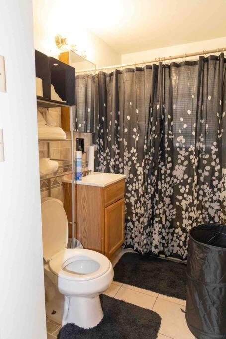 Nice three bedroom rental unit free parking & wifi photo